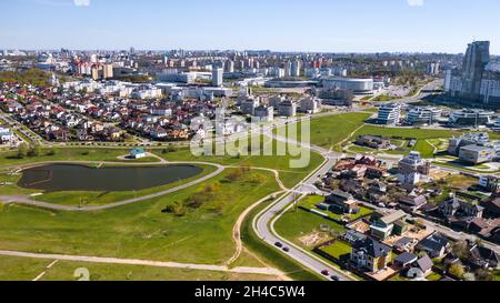 Vue depuis la hauteur du quartier de Drozdy et du complexe sportif de Minsk Minsk Arena à Minsk.Belarus. Banque D'Images