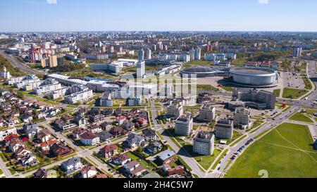 Vue depuis la hauteur du quartier de Drozdy et du complexe sportif de Minsk Minsk Arena à Minsk.Belarus. Banque D'Images