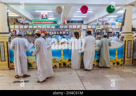 NIZWA, OMAN - 3 MARS 2017 : décrochage de halwa au Souq à Nizwa, Oman Banque D'Images