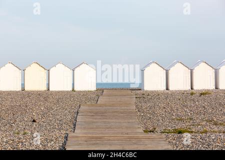 Alignement des cabines de plage blanches, face à la mer, sur la plage de Cayeux-sur-Mer.Opal Coast, France Banque D'Images