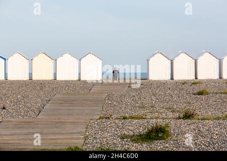 Alignement des cabines de plage blanches, face à la mer, sur la plage de Cayeux-sur-Mer.Opal Coast, France Banque D'Images