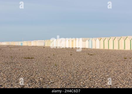 Alignement des cabines de plage à Cayeux-sur-Mer.Opal Coast, France Banque D'Images