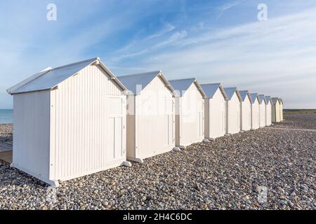 Alignement des cabines de plage à Cayeux-sur-Mer.Opal Coast, France Banque D'Images