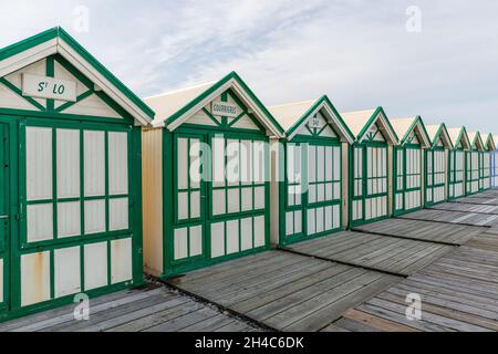 Alignement des cabines de plage à Cayeux-sur-Mer.Opal Coast, France Banque D'Images