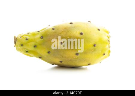 Poires crues.Opuntia ou cactus de figues indiens isolés sur fond blanc. Banque D'Images