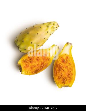 Poires crues.Opuntia ou cactus de figues indiens isolés sur fond blanc. Banque D'Images