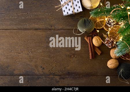 Concept de décorations de noël d'hiver sur fond de bois, espace copie Banque D'Images