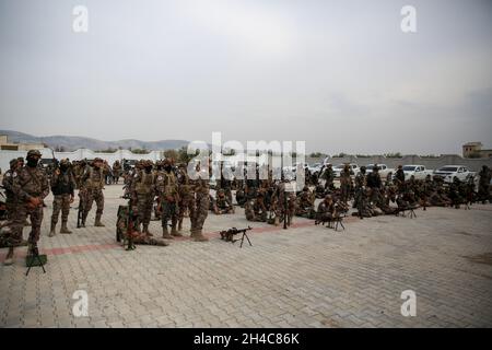 31 octobre 2021, Jindres, gouvernorat d'Alep, Syrie : Alep,Syrie.31 octobre 2021.Des membres de l'"Armée nationale yrienne", une confédération de groupes d'opposition armés, entreprennent un entraînement militaire avec de véritables armes dans la ville de Jindires, dans le gouvernorat d'Alep.L'entraînement militaire s'inscrit dans le cadre d'une préparation continue à une nouvelle bataille possible contre les forces gouvernementales syriennes dans le nord-ouest de la Syrie, qui est le dernier bastion majeur tenu par les rebelles dans le pays déchiré par la guerre (Credit image: © Juma Mohammad/IMAGESLIVE via ZUMA Press Wire) Banque D'Images