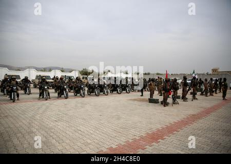 31 octobre 2021, Jindres, gouvernorat d'Alep, Syrie : Alep,Syrie.31 octobre 2021.Des membres de l'"Armée nationale yrienne", une confédération de groupes d'opposition armés, entreprennent un entraînement militaire avec de véritables armes dans la ville de Jindires, dans le gouvernorat d'Alep.L'entraînement militaire s'inscrit dans le cadre d'une préparation continue à une nouvelle bataille possible contre les forces gouvernementales syriennes dans le nord-ouest de la Syrie, qui est le dernier bastion majeur tenu par les rebelles dans le pays déchiré par la guerre (Credit image: © Juma Mohammad/IMAGESLIVE via ZUMA Press Wire) Banque D'Images