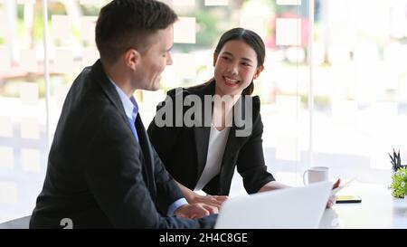 Des collègues d'affaires heureux ayant passé un excellent moment et beaucoup de conversations amusantes pendant les discussions de travail Banque D'Images