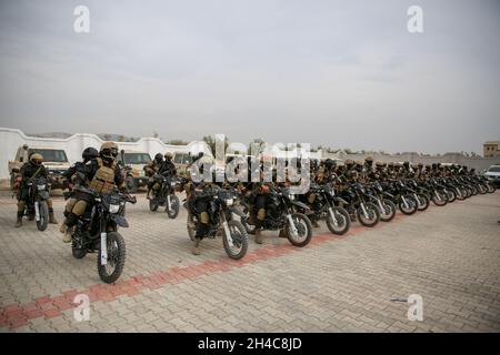 31 octobre 2021, Jindres, gouvernorat d'Alep, Syrie : Alep,Syrie.31 octobre 2021.Des membres de l'"Armée nationale yrienne", une confédération de groupes d'opposition armés, entreprennent un entraînement militaire avec de véritables armes dans la ville de Jindires, dans le gouvernorat d'Alep.L'entraînement militaire s'inscrit dans le cadre d'une préparation continue à une nouvelle bataille possible contre les forces gouvernementales syriennes dans le nord-ouest de la Syrie, qui est le dernier bastion majeur tenu par les rebelles dans le pays déchiré par la guerre (Credit image: © Juma Mohammad/IMAGESLIVE via ZUMA Press Wire) Banque D'Images