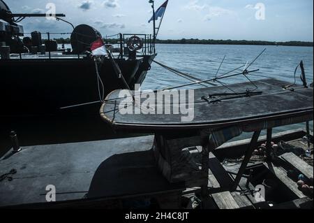 Preuve de la barge utilisée par le suspect dans la contrebande de cristaux et de pilules de méthamphétamine en cristal dans le cas de la contrebande internationale de drogues dans le détroit de Malacca.Photographié à la principale base I-Belawan de la Marine indonésienne à Sumatra Nord, Indonésie, le 19 avril 2021.Photo par Aditya Sutanta/ABACAPRESS.COM Banque D'Images