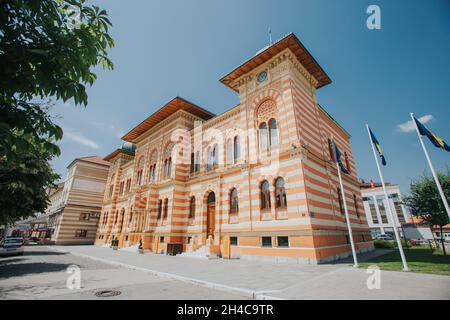 DISTRICT DE BRCKO, BOSNIE-HERZÉGOVINE - 25 juin 2021 : l'hôtel de ville du district de Brcko, Bosnie-Herzégovine, construit en 1892 Banque D'Images