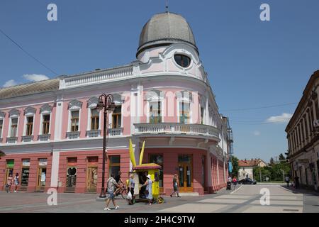 QUARTIER DE BRCKO, BOSNIE-HERZÉGOVINE - 23 juin 2021 : la galerie d'art du quartier de Brcko, Bosnie-Herzégovine, célèbre bâtiment 'Veselin Maslesa' Banque D'Images