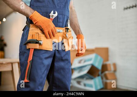 Homme portant une ceinture porte-outils avec des instruments Banque D'Images