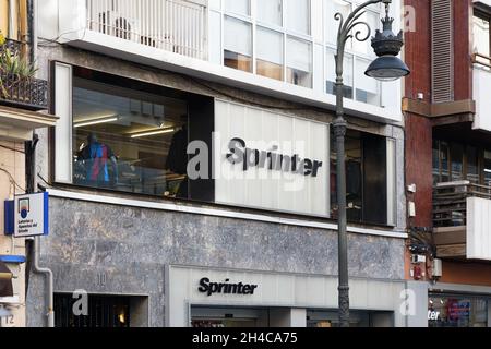 VALENCIA, ESPAGNE - 26 OCTOBRE 2021: Sprinter est une chaîne de magasins de vêtements de sport Banque D'Images