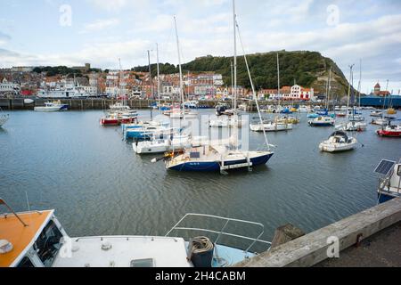 Port extérieur de Scarborough avec de petits bateaux amarrés en direction de la vieille ville avec le château en arrière-plan Banque D'Images