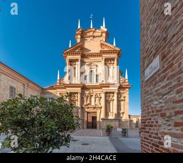 Cherasco, Cuneo, Italie - 27 octobre 2021 : Sanctuaire de notre-Dame du peuple (1702), église de style baroque conçue par Sebastiano Taricco Banque D'Images