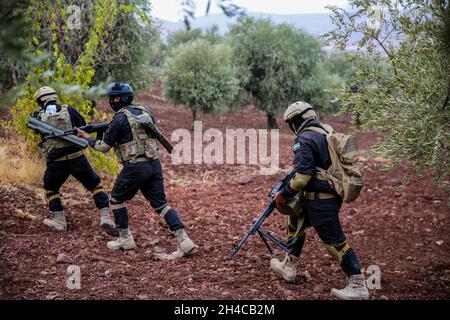 31 octobre 2021, Jindres, gouvernorat d'Alep, Syrie : Alep,Syrie.31 octobre 2021.Des membres de l'"Armée nationale yrienne", une confédération de groupes d'opposition armés, entreprennent un entraînement militaire avec de véritables armes dans la ville de Jindires, dans le gouvernorat d'Alep.L'entraînement militaire s'inscrit dans le cadre d'une préparation continue à une nouvelle bataille possible contre les forces gouvernementales syriennes dans le nord-ouest de la Syrie, qui est le dernier bastion majeur tenu par les rebelles dans le pays déchiré par la guerre (Credit image: © Juma Mohammad/IMAGESLIVE via ZUMA Press Wire) Banque D'Images