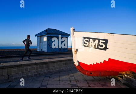 Brighton UK 2 novembre 2021 - un coureur matinal le long du front de mer de Brighton par une journée froide et fraîche alors que le temps va devenir beaucoup plus frais au cours des prochains jours : Credit Simon Dack / Alay Live News Banque D'Images