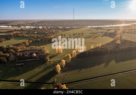 Vue aérienne des terres agricoles et de l'Elbe près de Lenzen, vue sur le mât radiophonique Hoehbeck, coucher de soleil, Allemagne Banque D'Images