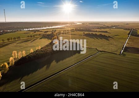 Vue aérienne des terres agricoles et de l'Elbe près de Lenzen, vue sur le mât radiophonique Hoehbeck, coucher de soleil, Allemagne Banque D'Images
