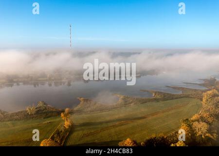 Vue aérienne de l'Elbe près de Lenzen, vue sur le mât radio de Hoehbeck, brouillard matinal en automne, Allemagne Banque D'Images