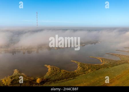 Vue aérienne de l'Elbe près de Lenzen, vue sur le mât radio de Hoehbeck, brouillard matinal en automne, Allemagne Banque D'Images