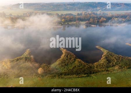 Vue aérienne de l'Elbe près de Lenzen, vue sur le mât radio de Hoehbeck, brouillard matinal en automne, Allemagne Banque D'Images