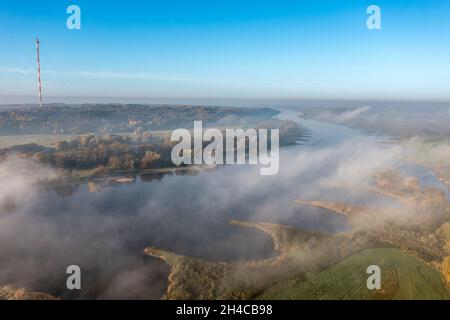 Vue aérienne de l'Elbe près de Lenzen, vue vers le nord, radio mât Hoehbeck, brouillard matinal en automne, Allemagne Banque D'Images