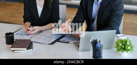 Cliché court d'un homme d'affaires dans un procès formel à son bureau discutant d'un contrat financier avec son avocat professionnel personnel. Banque D'Images