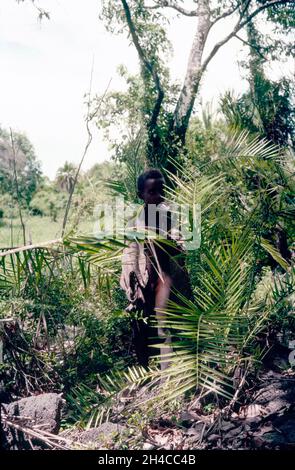 Afrique, Éthiopie, Bahir Dar, 1976. Un pauvre garçon sur l'une des îles du lac Tana portant très peu de vêtements, juste des chiffons. Banque D'Images