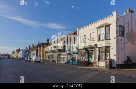 Vue sur les boutiques de Aldeburgh High Street Banque D'Images