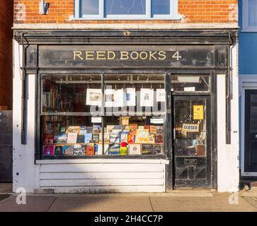 Extérieur d'une librairie de seconde main dans Aldeburgh High Street. Banque D'Images