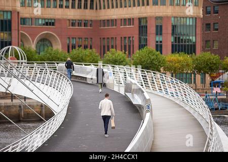 Newcastle upon Tyne Quayside Gateshead Millennium Bridge pour piétons et cyclistes traversant la rivière Tyne Banque D'Images