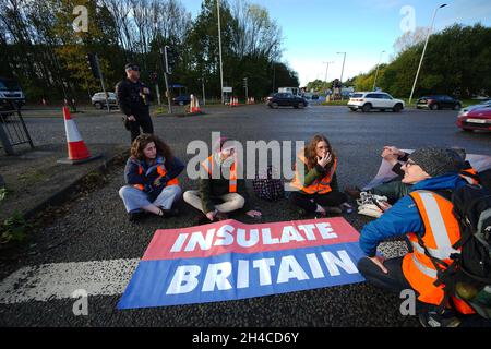 Les manifestants d'isoler la Grande-Bretagne bloquant une route près de l'aéroport de l'autoroute Holiday Inn Express à Manchester.Date de la photo: Mardi 2 novembre 2021. Banque D'Images