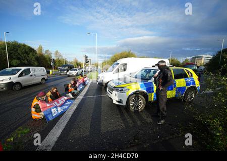 Les manifestants d'isoler la Grande-Bretagne bloquant une route près de l'aéroport de l'autoroute Holiday Inn Express à Manchester.Date de la photo: Mardi 2 novembre 2021. Banque D'Images