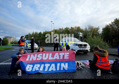 Les manifestants d'isoler la Grande-Bretagne bloquant une route près de l'aéroport de l'autoroute Holiday Inn Express à Manchester.Date de la photo: Mardi 2 novembre 2021. Banque D'Images