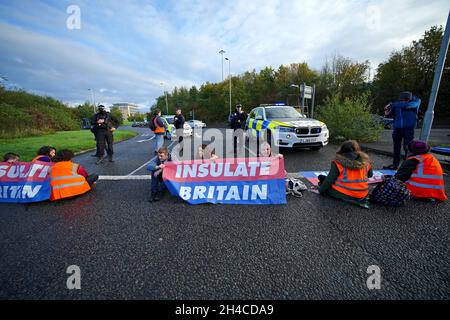 Les manifestants d'isoler la Grande-Bretagne bloquant une route près de l'aéroport de l'autoroute Holiday Inn Express à Manchester.Date de la photo: Mardi 2 novembre 2021. Banque D'Images