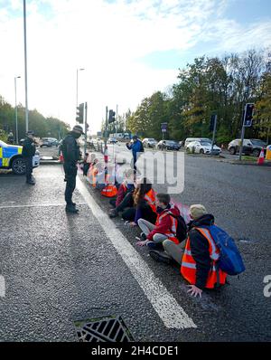 Les manifestants d'isoler la Grande-Bretagne bloquant une route près de l'aéroport de l'autoroute Holiday Inn Express à Manchester.Date de la photo: Mardi 2 novembre 2021. Banque D'Images