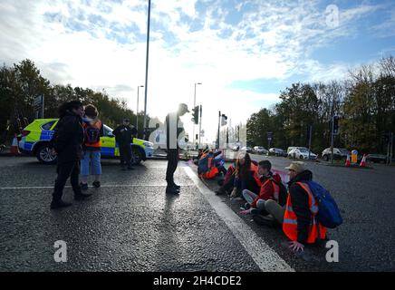 Les manifestants d'isoler la Grande-Bretagne bloquant une route près de l'aéroport de l'autoroute Holiday Inn Express à Manchester.Date de la photo: Mardi 2 novembre 2021. Banque D'Images