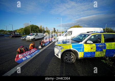 Les manifestants d'isoler la Grande-Bretagne bloquant une route près de l'aéroport de l'autoroute Holiday Inn Express à Manchester.Date de la photo: Mardi 2 novembre 2021. Banque D'Images