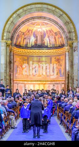 La chapelle des gardes, Birdcage Walk, Londres, Royaume-Uni.1er novembre 2020.Les musiciens de cérémonie d’État de la Division des ménages jouent le titre de «Cenotaph Requiem» à 19h00, le lundi 1er novembre 2021, dans la Chapelle des gardes, à Londres, pour marquer le début de la période du souvenir.Image: Le Choeur des enfants du Commonwealth participe au paradisum alors que le concert touche à sa fin.Crédit: Malcolm Park/Alay. Banque D'Images