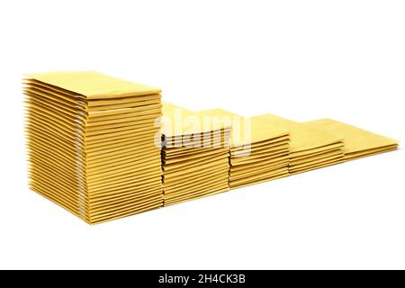 Piles d'enveloppes matelassées de différentes hauteurs isolées sur fond blanc Banque D'Images
