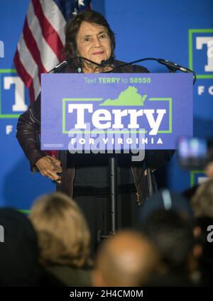 Fairfax, Virginie, États-Unis.1er novembre 2021.DOLORES HUERTA, chef de file du travail, prend la parole lors du rassemblement Terry McAuliffe à la veille de l'élection du gouverneur et d'autres bureaux de l'État en Virginie.(Credit image: © Brian Cahn/ZUMA Press Wire) Banque D'Images