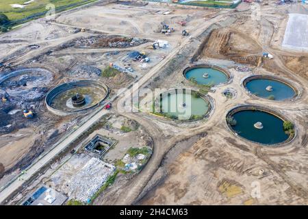 Photo aérienne des réservoirs de purification de l'usine moderne de traitement des eaux usées, de l'usine de traitement des eaux usées et des eaux usées est située dans la ville de Leeds In Banque D'Images