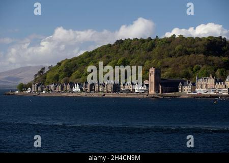 Une vue sur la côte à Oban, en Écosse avec la cathédrale de St Columba Banque D'Images