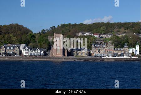 Une vue sur la côte à Oban, en Écosse avec la cathédrale de St Columba Banque D'Images