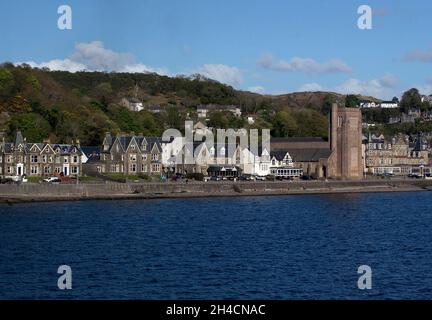 Une vue sur la côte à Oban, en Écosse avec la cathédrale de St Columba Banque D'Images