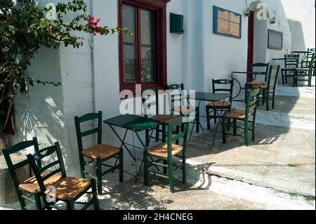 Belle île d'Amorgos, taverne traditionnelle grecque avec terrasse ombragée tables et chaises style ancien vue paysage Banque D'Images